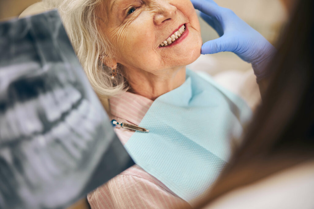 Femme âgée en visite chez le dentisite